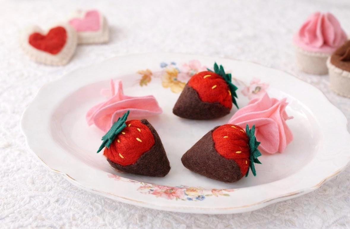 Felt Chocolate Covered Strawberries, Pretend Play Food, Handmade Felt Dessert for Play Kitchen, Montessori Toy, Toddler Gift