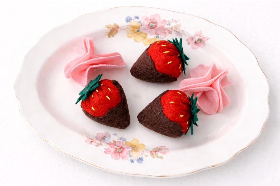 Felt Chocolate Covered Strawberries, Pretend Play Food, Handmade Felt Dessert for Play Kitchen, Montessori Toy, Toddler Gift